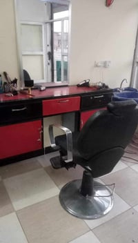 عندي ميز حلاقه وكرسي البيع السعر 180 07724487179