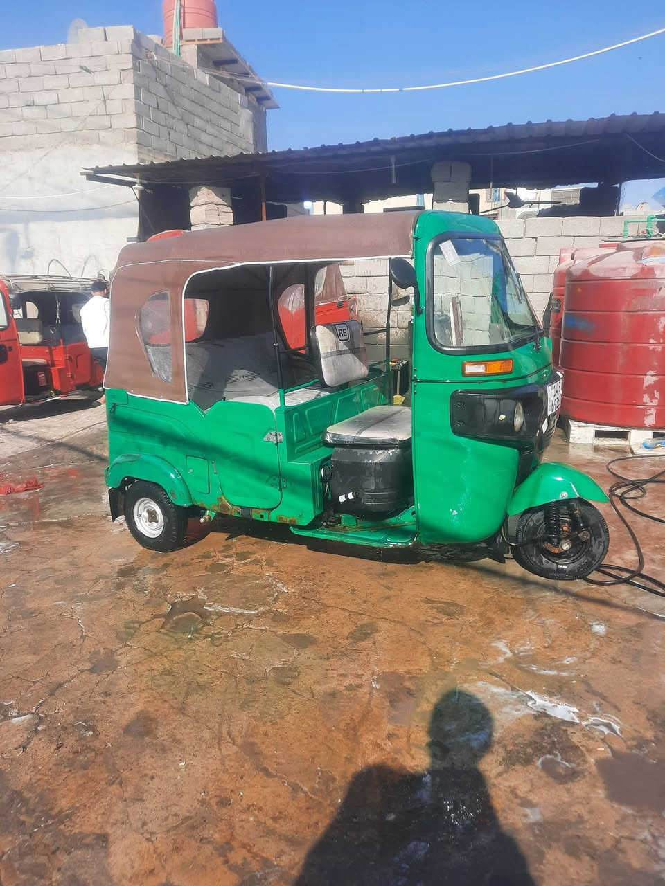 ٢٢ رقم سنويه كامله بيها صبغ وره قليل جماليه بدون ضربه ومكينه مفتوحه مكاني بصره كرمت علي ابصخير سعر ٧٢٠٠ 
***********
