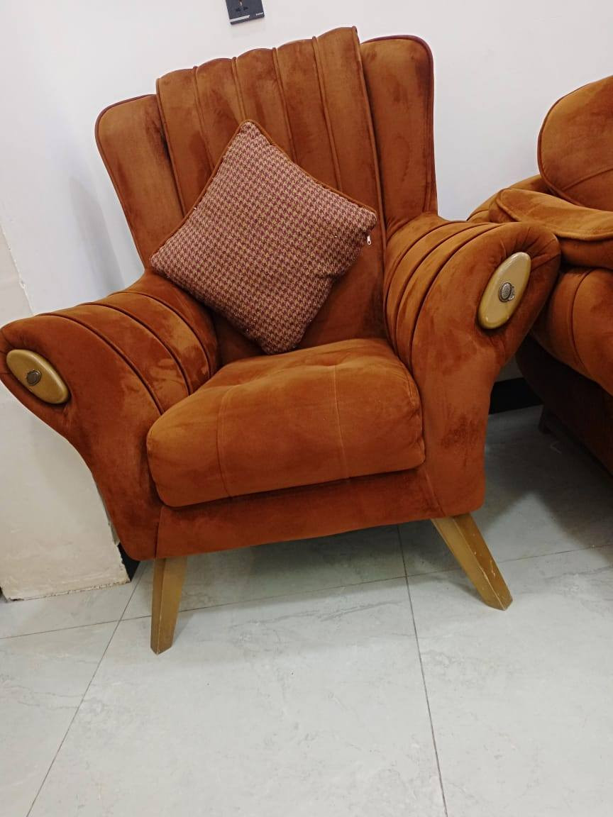 السلام عليكم تخم مودرن وتر برو عشر مقاعد ينفتح سرير ثقيل خشب  زان السعر ،،  ٦٠٠ وبي مجال بسيط رقم ***********
