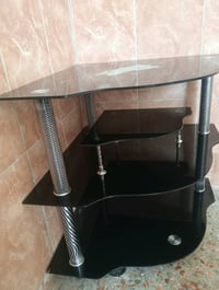 ميز بلازما أو تلفزيون زجاج زاوية نظيف نظافته 95% استعمال قليل جدًا الس...