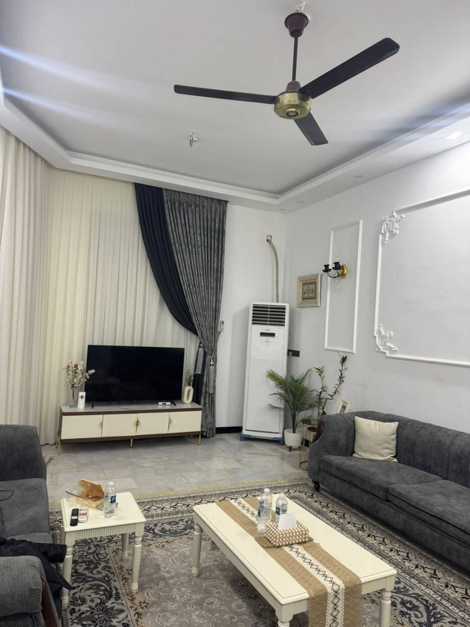 السلام عليكم بيت ٢٠٠متر حي الإطارات بناء جديد ٢٠٢٤ اربع غرف النوم استقبال مطبخ مع الكاونتر مكان كربلاء الاتصال على الرقم الهاتف *********** او ***********
