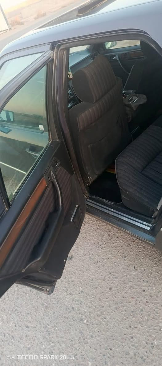 ‏سلام عليكم سيارة Mercedes دبل للبيع موديل 91 سنوية 27 مكينة بطة اثنين ونص رقم الهاتف *********** ￼ سياقة حلوة ونظيفة مستعجل ￼
