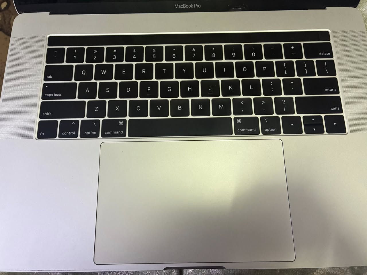 macbook pro  2019
ماك بوك برو 2019 
معالج i7 جيل 9 
رام 16g 
بي كسر صغير بالاطار ماله علاقه بالشاشه 
ويا شاحنه مالته الاصليه 

رايده 600 الف قفل
***********
