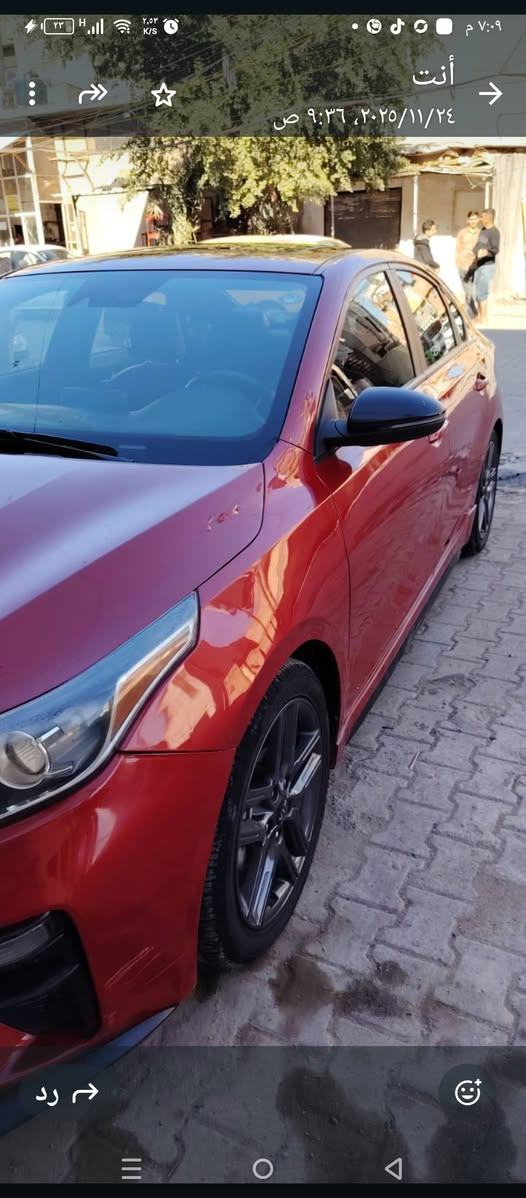 السلام عليكم كيا فورتي جي تي لاين فول مواصفات 2021
الرقم للتواصل: ***********

تأتي فئة GT-Line بمحرك الفئات القياسية وليس محرك التوربو القوي (الذي يتوفر في فئة GT فقط)، ومواصفاته كالتالي:
المحرك: 4 أسطوانات (I4) سعة 2.0 لتر.
القوة الحصانية: 147 حصان.
عزم الدوران: 179 نيوتن متر.
ناقل الحركة: أوتوماتيكي بنظام IVT (وهو تطوير لـ CVT من كيا ليعطي شعوراً بتبديلات التروس الحقيقية).
نظام الدفع: دفع أمامي (FWD).
استهلاك الوقود: موفرة جداً، بمعدل تقريبي 33 ميل/غالون (حوالي 14 كم/لتر) كمعدل مختلط.
2. التصميم الخارجي (اللمسة الرياضية)
تتميز GT-Line بلمسات تجعلها تبدو كسيارة سباق:
الشبك الأمامي: تصميم رياضي مع لمسات باللون الأسود اللامع (Gloss Black).
الإطارات: جنوط ألمنيوم مقاس 17 بوصة بلون جرافيتي داكن.
الإضاءة: أضواء نهارية (DRL) خلفية بنظام LED، وكشافات ضباب أمامية.
الجناح الخلفي: سبويلر خلفي مدمج باللون الأسود اللامع.
المرايا: مرايا جانبية سوداء مدفأة وبها إشارات انعطاف LED.
3. المقصورة والتقنيات الداخلية
المقاعد: مزيج من الجلد والقماش (SynTex) مع خياطة رياضية باللون الأحمر أو الرمادي.
المقود: رياضي بأسفل مسطح (D-cut) ومغلف بالجلد.
الشاشة: شاشة لمس قياس 8 بوصة تدعم Apple CarPlay و Android Auto.
النظام الصوتي: تتوفر في بعض النسخ بنظام Harman Kardon الفاخر (اختياري).
ميزات إضافية: تشغيل بصمة (Push Button Start)، دخول ذكي، مكيف هواء أوتوماتيكي ثنائي المناطق (في حزم معينة).
4. أنظمة الأمان (Kia Drive Wise)
بما أنها وارد أمريكي، فهي تأتي قياسياً بمواصفات أمان عالية:
نظام التحذير من الاصطدام الأمامي (FCA).
نظام المساعدة على البقاء في المسار (LKA).
تنبيه تشتت الانتباه للسائق (DAW).
نظام كشف النقاط العمياء (BCW) وتنبيه حركة المرور الخلفية (في أغلب نسخ GT-Line).
