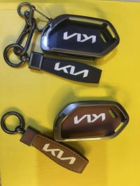 غلاف حماية خاص بمفتاح كيا تيلورايد، مصنوع من معدن متين مع جلد فخم، يحم...