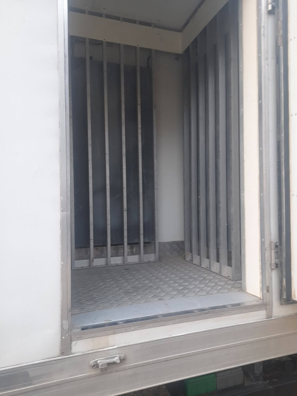 براد الواح تجميد ٤٠ تحت الصفر الطول ٤٤٠ ينشد  على /الكنتر /ازوزا /هونداي جهاز ٥ طن بتزر للتواصل ***********/***********
