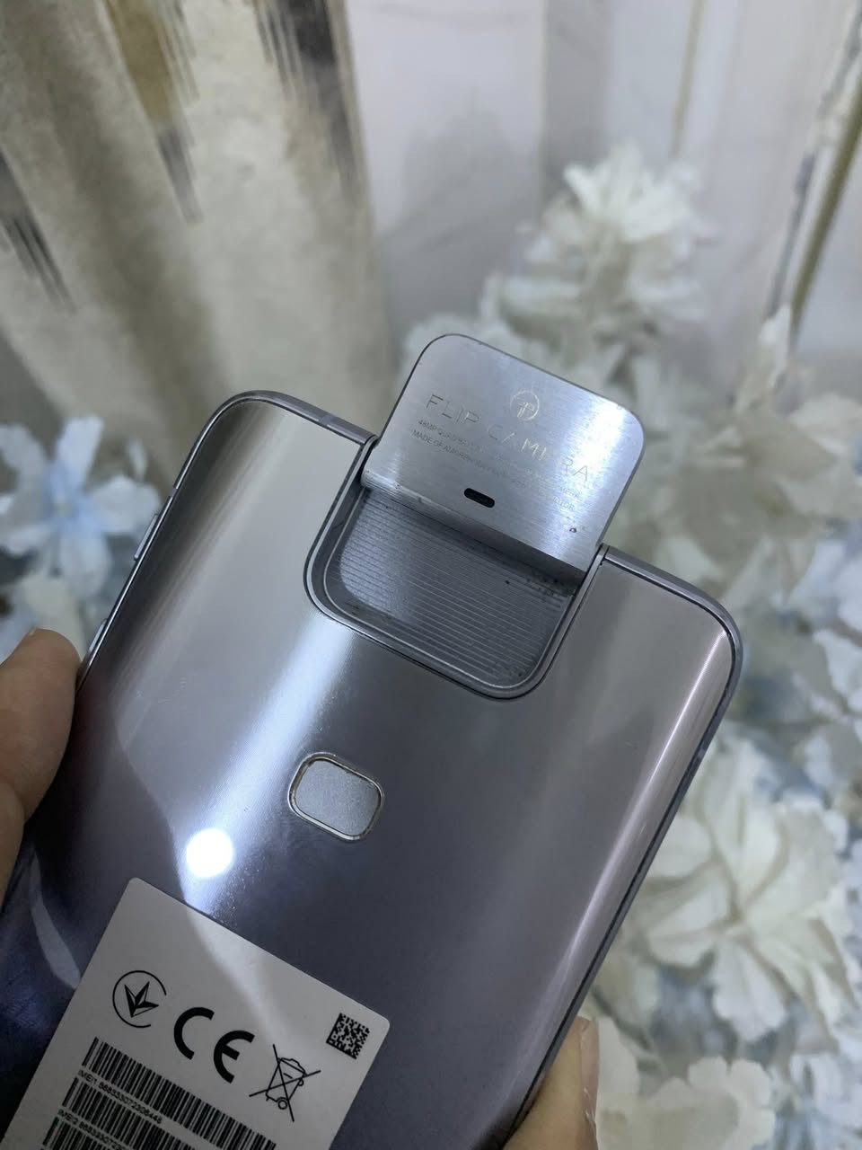 للبيع Asus ZenFone6 ذاكره 128 عشوائيه 8 جهاز عملاق كامره منبثقه دقه تصوير 4k اعله دقه تصوير ومعالج سناب دراكون 855 فول معالج ببجي 90 فريم السعر 250 بي مجال واتساب ***********
