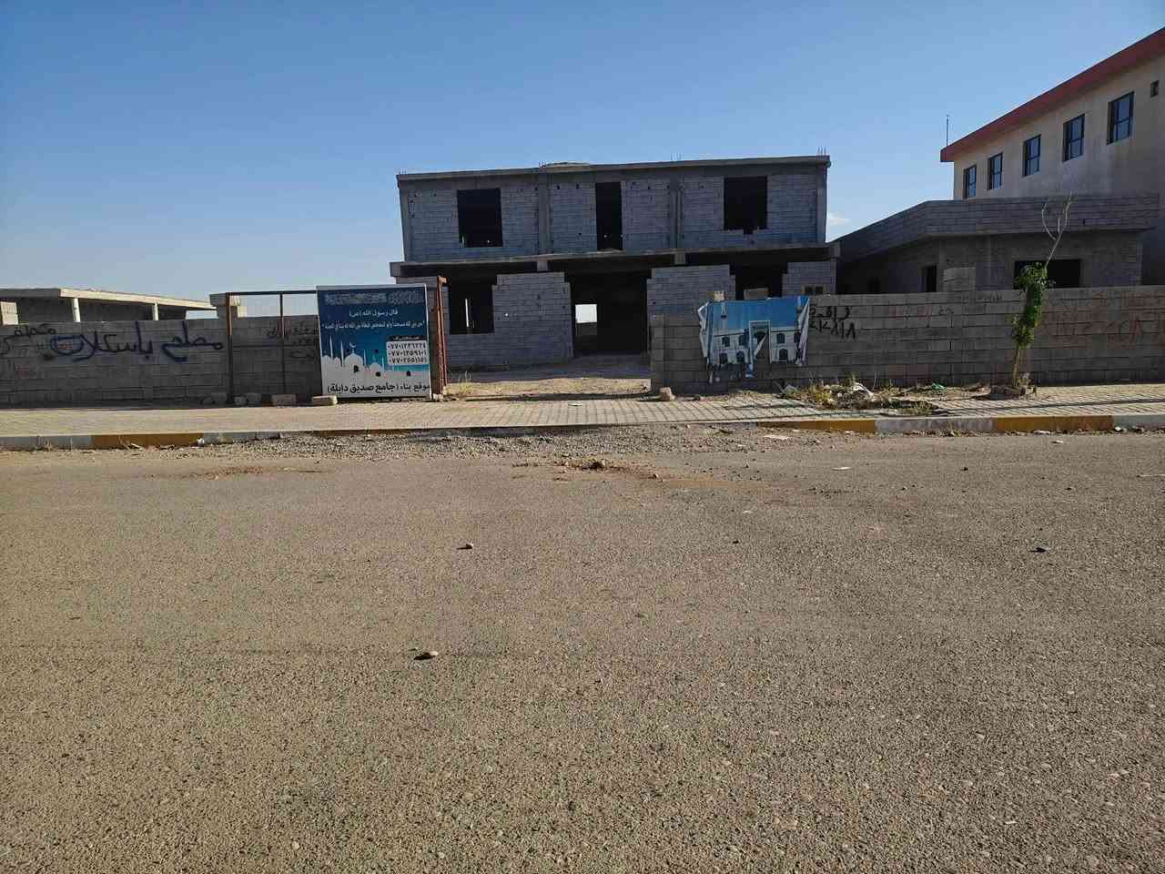 #دار للبيع 100متر مربع 10×10
#الموقع: حي العسكري 77 شارع 20 مقابيل المستوصف والجامع الجديد
#السعر:  80مليون 
#للأستفسار الاتصال بالرقم ***********
أو مراجعة فروع مكتب النسور 
#الفرع #الأول في حولي حي العسكري قرب قاعة بسطاملي
#الفرع #الثاني سايدين كوباني  عبور جسر النداء
