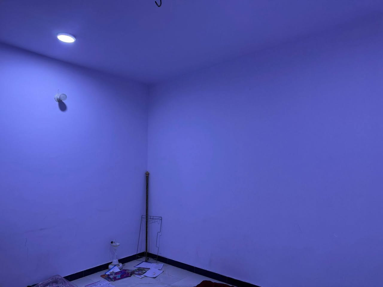 سلام عليكم
دار سكن  للبيع طابقين المساحه 100 م 
الاسكان قرب المعهد الفني خلف مركز شرطه الاسكان

يحتوي الطابق الاول 
على استقبال وغرفه نوم وصاله ومطبخ وحمام
والثاني 
غرفتين نوم وصاله وحمام  

للاستفسار اكثر التواصل على واتساب السعر ٨٦
مطلوب مبادره *********** اتصل اوتساب
