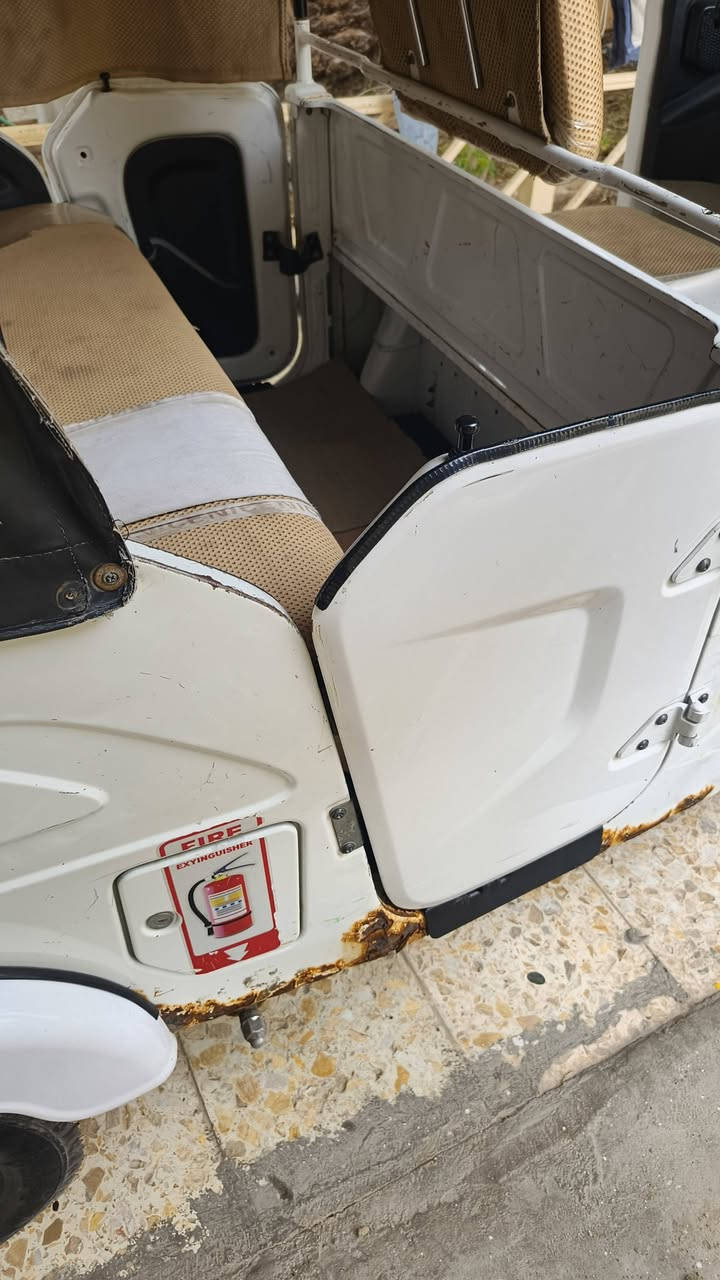 سلام عليكم
 تكتك باجاج للبيع 21 مكينه مفتوحه مره وحده مكفوله من تنقيص و التبخير تكتك خير من الله مكفوله من الضربه والصبغ و المعجون بس اخياس جوه الباب اشويه .للستفسار .
***********
