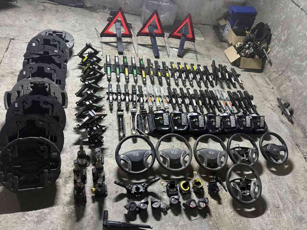 سلام عليكم
منفاخ طيارات ٢٥ الف كوري اصلي ضمان 
جك كبير ١٥ الف 
جك وصط ١٣ الف
جك سيارات الناصي ١٠ الف 
جك الماني ١٠ الف 
جك ستاركس ٢٠ الف 
جك دهن ٢٠ الف السيارات العاليه 
جك امريكي جارجر وبامه ١٧ الف 
فلينه كامله سيارات كوريه ٢٥ الف 
هورن عل ضمان ١٥ الف 
درك ستيرن النتره مضلع امريكي ٥٠ الف 
دركه ستيرن فولستر ٣٥ 
دركه فورتي( ٢٠ ٢١ ١٩ )٧٥ الف 
شريط النتره مضلع امريكي فورتي مضلع ٢٠ الف اصلي تفصيخ 

مكاني بغداد مشتل يوجد توصيل 🚚 ٥ الف 
متواجد من ٥ العصر إلى ١٢ بليل 
*********** واتساب 
ملاحضه اي شي تجاري ماعدي وكلهن ضمان
