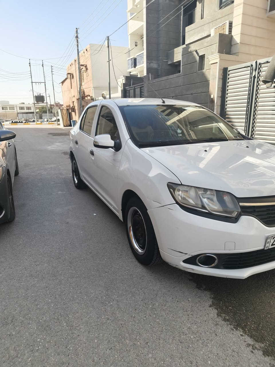 رينو سمبل مديل 2016 مكفولة كفاله عامه لا تبديل ولا صبغ سياره جاهزه محرك وكير وحداديه وتبريد سياره على وضع الشركه جديده كلش شرط أحلى من الصور 
مكانها الناصريه الشموخ 
رقم ***********
سعرها 62 وبيها مجال
