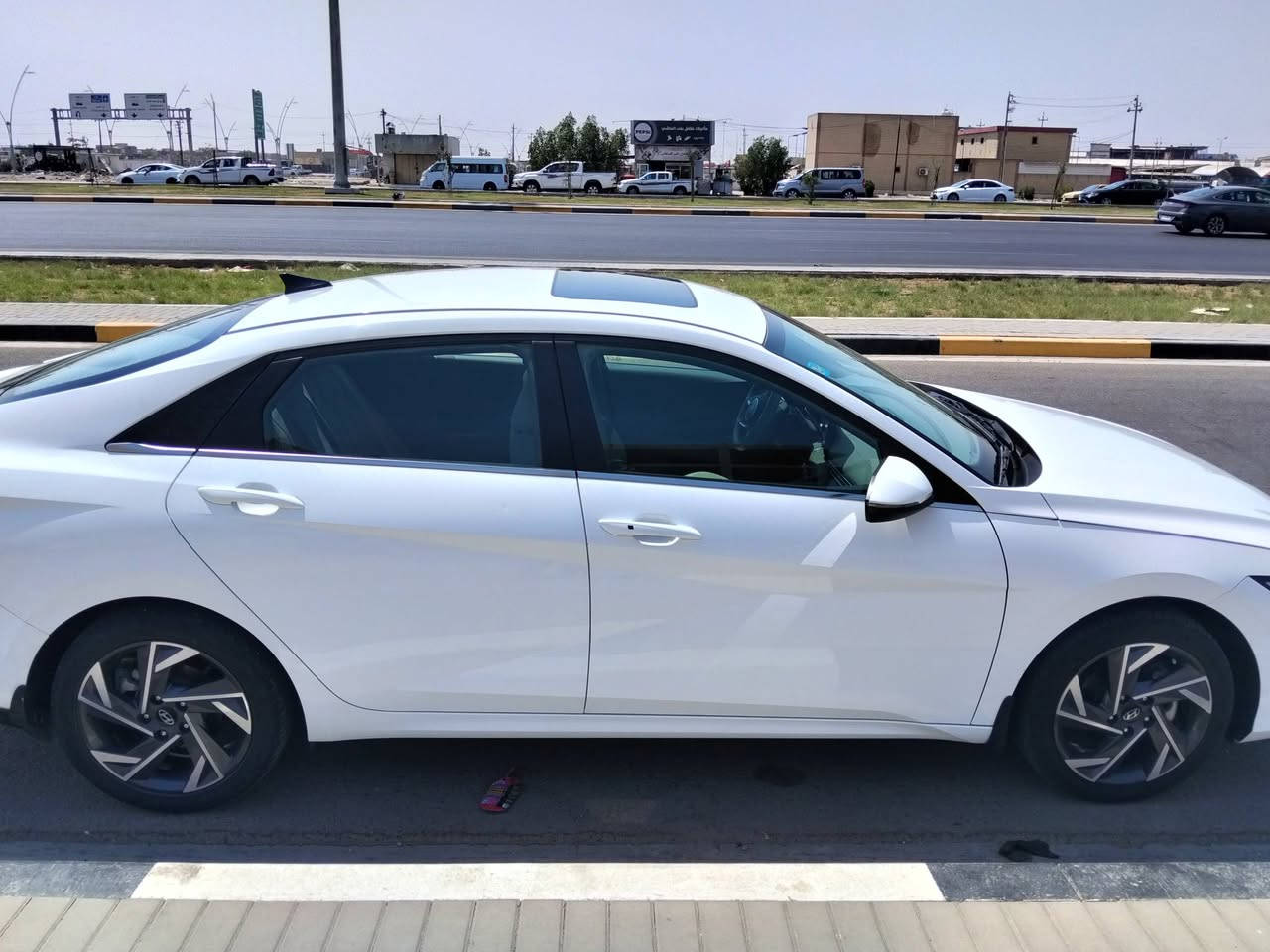 🚗 للبيع: هيونداي النترا 2024 وارد خليجي (فل مواصفات)  

🔹 المواصفات:
- محرك 2000 سي سي (دوش)
- وارد خليجي  (وكالة شركة الاولى)
- فل مواصفات
- گير أوتوماتيك طيارة
- فتحة سقف  
- تشغيل بصمة + تشغيل عن بعد
- شاشة كبيرة تدعم Apple CarPlay و Android Auto  
- نظام ملاحة (GPS)  
- كاميرا خلفية عالية الدقة  
- حساسات أمامية وخلفية  
- نظام صوتي ممتاز  
- تحكم كامل بالمقود (ستيرن)  
- مثبت سرعة  
- محدد سرعة
- فتحات تكييف خلفية  
- مرايا كهرباء + طي كهربائي + إشارات  
- زجاج كهربائي بالكامل  
- إضاءة أمامية LED + نهارية DRL  
- حساسات مطر  
- حساسات إنارة  
- نظام مانع انزلاق (Traction Control)  
- نظام ثبات إلكتروني (ESP)  
- ABS مانع انغلاق الفرامل  
- وسائد هوائية متعددة  
- نظام مراقبة ضغط الإطارات (TPMS)  
- قفل مركزي + إنذار  
- صندوق خلفي واسع  
- شاحن لاسلكي
السعر 177 ورقة وبي مجال
📞 للاستفسار: ***********

