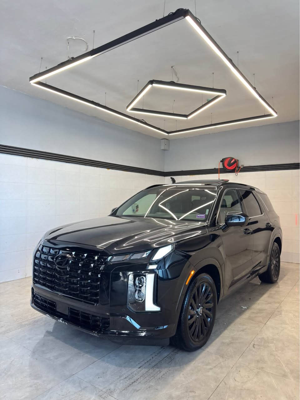 السعر.  285$ 
للتواصل.  كورك/ واتساب / فايبر.   
                                             *********** 📞☎️
معلومات السيارة 👇🏻
حادث. فقط بوند صبغ بدون دواخل و بدون ارباگات 

Hyundai Palisade موديل 2024 فئة Calligraphy Night Edition تعتبر أعلى وأفخم فئة، ونايت إديشن يعني شكل أسود رياضي/فخم (Blackout). هاي مواصفاتها

    محرك V6 سعة 3.8 لتر
* قوة 291 حصان
* عزم 262 lb-ft (حوالي 355 نيوتن)
* جير أوتوماتيك 8 سرعات
* دفع رباعي HTRAC AWD ستاندرد بالنايت إديشن (مو دفع أمامي)
* وضعيات قيادة: Comfort / Sport / Smart / Eco
* وضعيات للثلج والسحب: Snow Mode + Tow Mode
* سحب مقطورة لحد 5000 lbs (حوالي 2268 كغم)
  الداخلية (داخل السيارة)

* 7 ركاب (كرسيين كابتن بالنص)
* شاشة عدادات رقمية 12.3 إنج
* شاشة معلومات وسطية 12.3 إنج
* نظام صوت Harman Kardon قوي بـ 12 سماعة
* سقف بانوراما مزدوج
* تبريد + تدفئة للمقاعد الأمامية والخلفية
* مقود مدفأ
* شحن لاسلكي للموبايل
* تشغيل بصمة/زر
* إضاءة داخلية Ambient
* مراية وسطية رقمية (كاميرا)
* كاميرات 360°
* Parking Assist وصف ذاتي أحياناً حسب السوق
* ذاكرة للمقاعد
* ستائر خلفية كهربائية ببعض النسخ  

الأمان والسلامة

* رادار أمامي
* مثبت سرعة ذكي (Adaptive Cruise)
* Lane Assist (يبقيك داخل المسار)
* Blind Spot Monitor (تحذير النقطة العمياء)
* فرملة طوارئ تلقائية
* كاميرات 360
* حساسات أمامية وخلفية
* تنبيه حركة خلفية
* مراقبة انتباه السائق
* Airbags كاملة للصفوف الثلاثة اكر, نينوى

