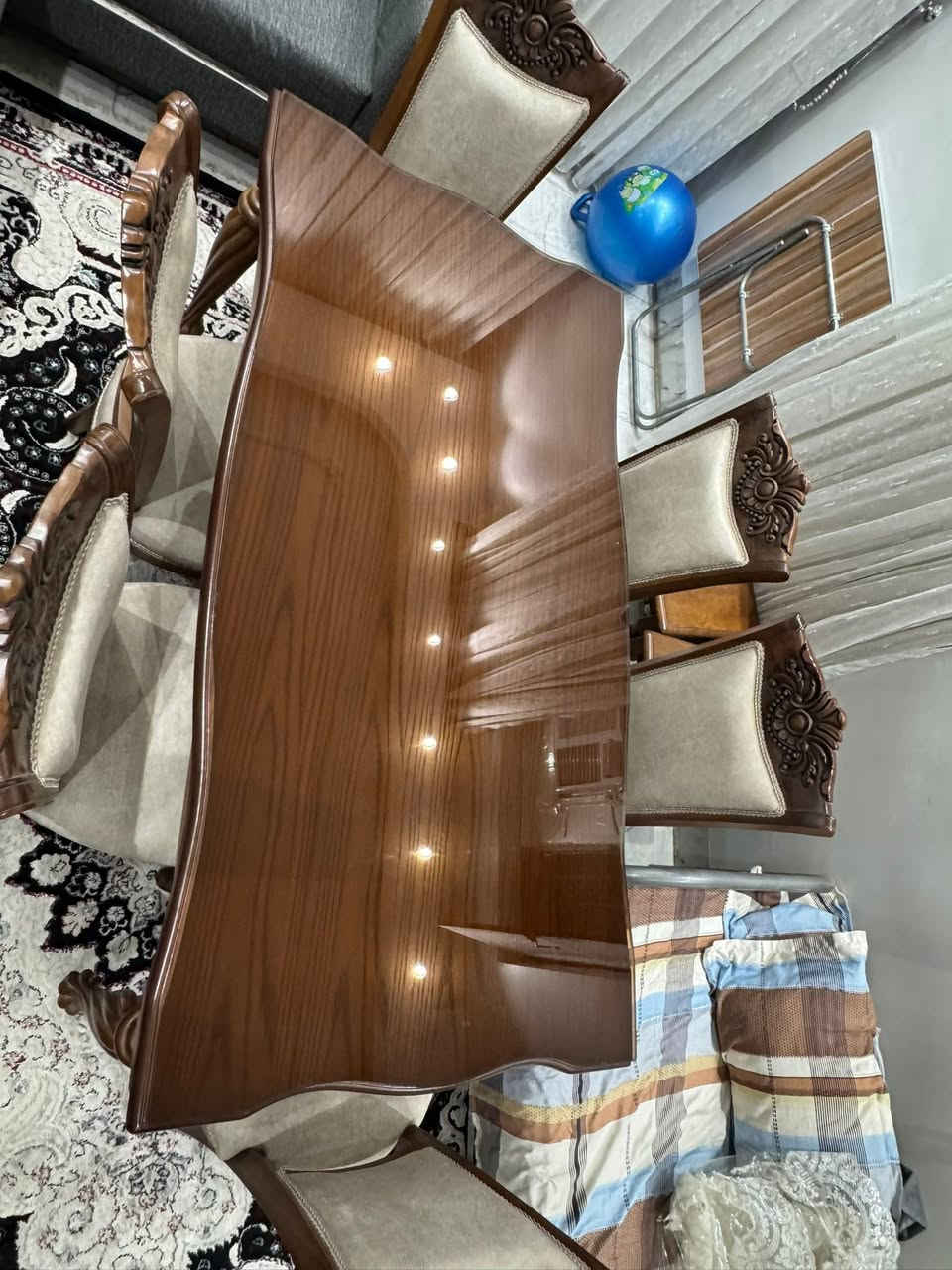 ميز طعام 
6كراسي 
مع جامه ضد الكسر 8ملم ثقيل 
غير مستخدم 
العنوان بغداد الشعب 
للاستفسار على الرقم ***********
السعر550 الف بي مجال للشراي
