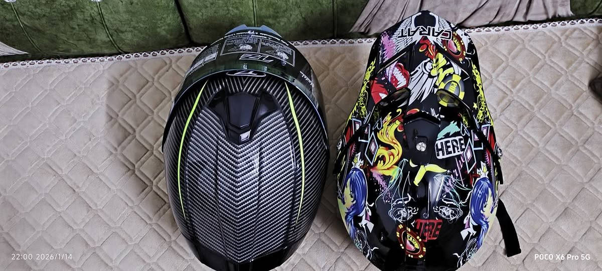 خوذ اصليه ماركات وحده كاربون فايبر والاخره مال قفاز وجماعت تزويد للاستفسار على الارقام 
(***********)(/***********)
