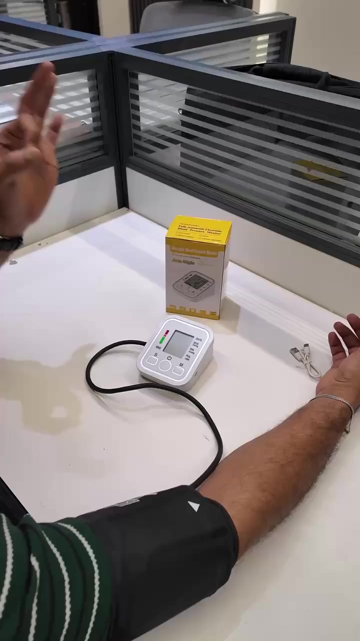 تصميم مميز وعملي

- شاشة LCD رقمية لعرض النسب

- قياس ضغط الدم: 0-299 ملم زئبقي " 0-3.37 كيلو باسكال "

- ضغط الدم 3± ملم زئبقي " 0.4 كيلو باسكال “ 5± من القراءة

- درجة الحرارة: 5 - 40 درجة مئوية

- سرعة ضربات القلب: 40 - 200 نبضة بالدقيقة 

- ارتفاع الضغط: 70 - 106 كيلو باسكال 

- الرطوبة: 15% - 85% رطوبة نسبية

- خاصية الايقاف الذاتي تلقائيًا بعد 30 ثانية من التشغيل بالخطأ 

- يتم النفخ عن طريق التضخيم التلقائي 

- يعمل عن طريق البطاريات نوع AAA  وكذالك يعمل عن طريق الشحن 

- طول الصمام : 60 cm

- الابعاد : 17 * 10 * 14 cm
للطلب :*********** واتساب
