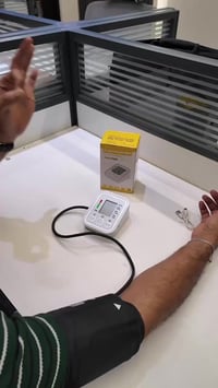 تصميم مميز وعملي  - شاشة LCD رقمية لعرض النسب  - قياس ضغط الدم: 0-299 ...