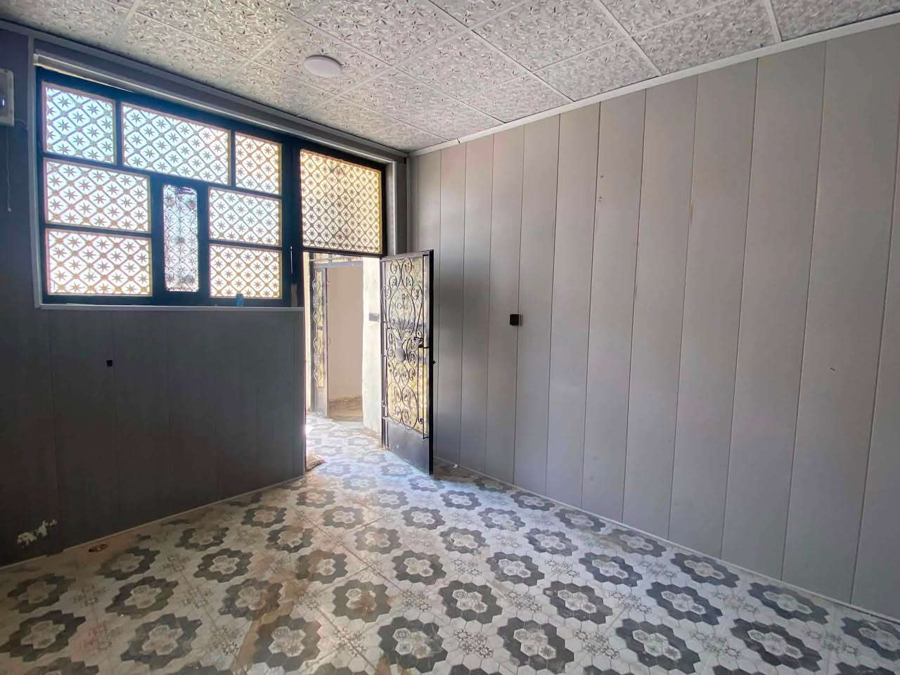 سلام عليكم بيت 130متر بيت نضيف فارغ  يحتوي على غرفتين ومطبخ ستقبال صحيات خرجيه وداخليه ممر داير البيت بيت كله مطبك بورسلين كهرباء ماي مولده ذهبي شارع حله كربلاء قريب تبليط بل باب بيت اصلاح زراعي مفوضه بل تطويب معملات تطويب كامل منطقه سكنيه السعر 42 تسليم مباشر جيب بس عراضك بي الستفسار مراسلت الصفحه ونتصل ***********
