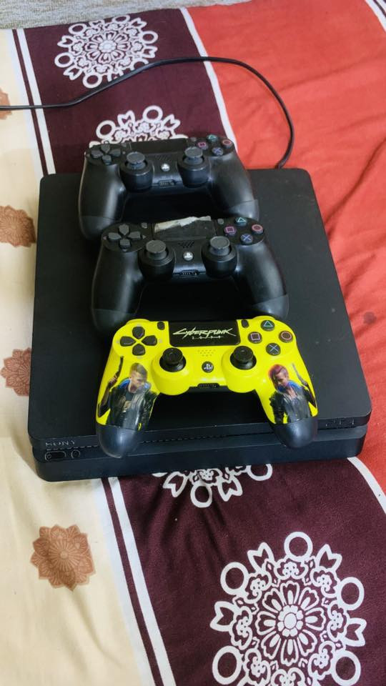 بلي ٤ سلم ذاكرة ٥٠٠ للبيع في كربلاء نضيف ما مفتوح اخو الجديد مع ٣ يدات والاقراص كلمن وسعرة البلي واليدات ب٣٥٠ للتواصل *********** مكاني حي العباس
