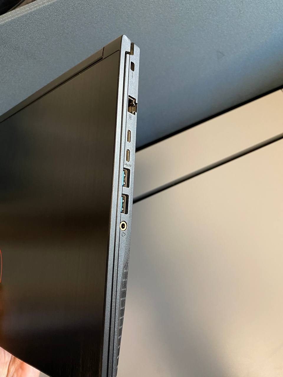 السلام عليكم

لابتوب MSI بمواصفات التاليه :

المعالج : i7-9750H

GPU: GeForce GTC1660Ti/6GB

التخزين : 512SSD

Ram: 16 GB DDR4 (32GBتم تطويره الى )

الشاشه : IPS 120hz 15.6 inch

باقي مواصافات موجوده بالصور

اللابتوب بي عيب بسيط، من تصير الشاشه سوده يظهر لون باهت مثل مربع بسيط  فقط عند عرض اللون الاسود. باقي الالوان والتجارب في اللعب لن يظهر ولا ياثر على الاداء 

العيب موضح في الصور

السعر 550 الف

تواصل واتساب ***********
