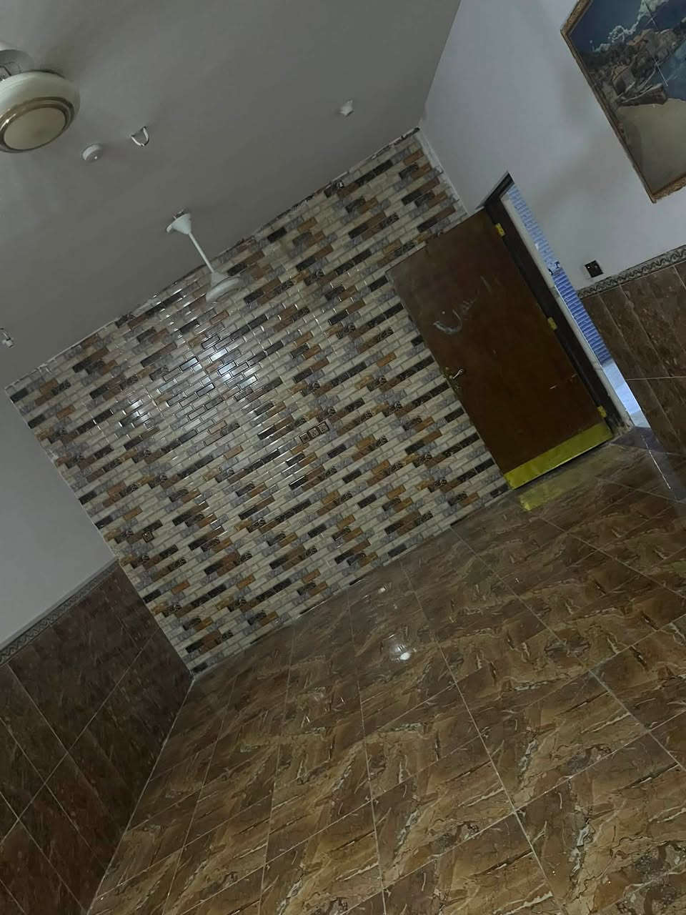 بيت في حي الحكيم مقابيل المخازن الغذائيه قرب مدرسه ام فروه البيت جاهز للسكن  للايجار مساحه ٢٢٥ متر استقبال 6×4 مطبخ 6×4 غرف اثنين 5×4 حمامات داخليه وخارجيه وصاله 6×4 وطرمه وحديقه5×4 الستفسار التصال على هذا الرقم ***********
