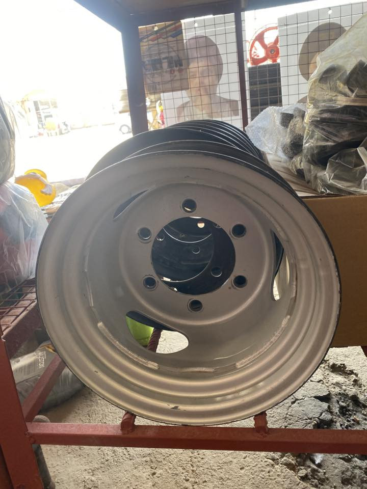 ويل سبيرحجم ١٢ هوه وتايره وياله ١٣ مال فحل نضاف وتاير ١٥ امامي نثيه  وسناسل مال باب. خلفي ودعاميه وباب الي يريد منهن يتصل *********** مكاني نجف
