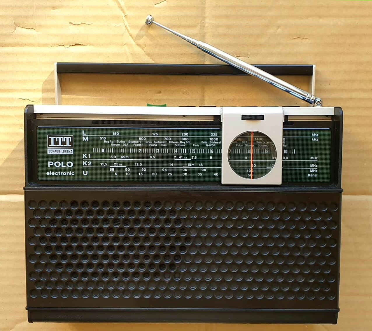 رادیو 5 موجة FM MW LW SW1 SW2  وبي اواكس مارکة آي تي تي الالماني انتاج 1975 یشتغل 6 بطاريات وسط وكهرباء مباشر 220 ڤولت الجهاز نظیف جدآ بلادي علی وضع الشركة وشغال بالكامل صوت وسحب ممتاز السعر واي استفسار مراسلة خاص


**إذا كنت صاحب هذا الإعلان وتريد حذفه لأي سبب، رجاءا أرسل رسالة إلى الدعم الفني**