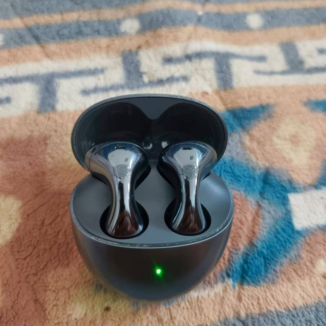 سماعات هواوي 6 HUAWEI Freeds
مستخدمة كلش قليل 
سعر 100 قفل
***********
