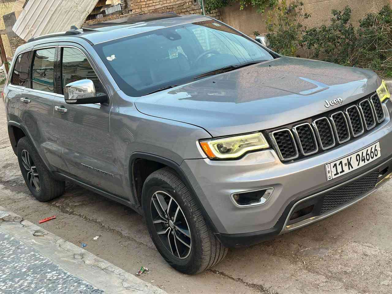 جيب كراند شيروكي لميتد 2018 للبيع
فور ويل
الحادث موضح بالصور بيها جاملغ مبدل ومصبوغ والثاني مصلح ومصبوغ وبيها صبغ بالباب خلف الراكب السياره بدون ايرباك 
تخم تاير جديد صدر جديد السياره مناقصها شي 
للاستفسار الاتصال على الرقم *********** بغداد, العراق
