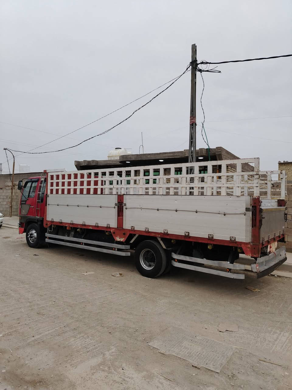 هينو طيرة ٧٠ سوبر ستة وربع بلادي مكينة شرط لا صرف ولا بخار ما مفتوحة الشاصي مكفول عليها ادامة كاملة تخم تاير رقم بصرة سنوية جديدة تحويل مباشر سيارة جاهزة وخير من الله عنواني واسط قرب سيطرة اللج السعر ١٥٥ بيه مجال قليل ***********
