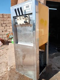 مكينة أيس كريم سوفت شرط الشغل والتبريد المكينة نضيفة شوف العين يعني بس...