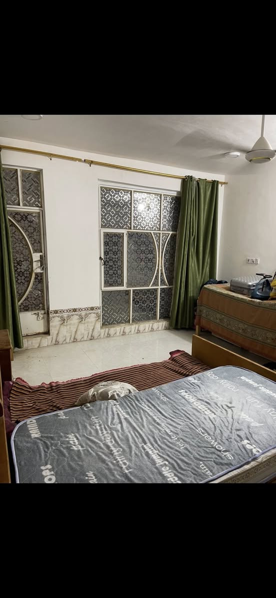 السلام عليكم الدار للبيع
المساحه 100متر طابقين
20X5 
بناء حديث 
يتكون 
من استقبال كبيره 
ومطبخ 
وصاله كبيره 
وغرفه نوم 
بل طابق الأرضي 
والطابق الثاني 
موقع الدار 📍العرضات خلف السوق

السعر انتصال على صاحب الدار 
مكلف بل نشر 
رقم الهاتف ***********
