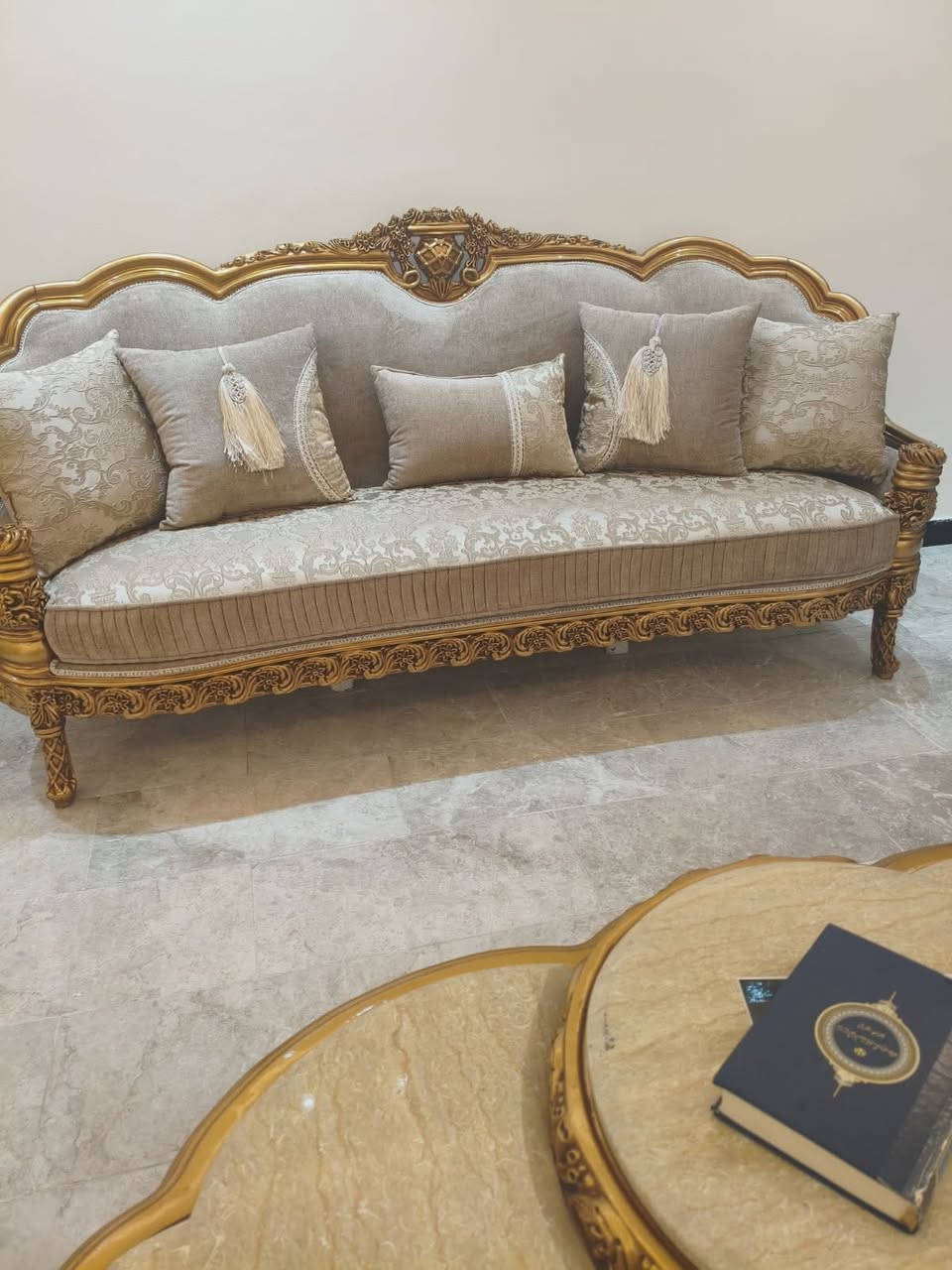 تخم زان مصري صنع (دمياطي)
عدد المقاعد ١٠
اثنان كبير واربع كراسي صغار واربع طبلات وطبله وسطيه 
السعر ٤.٥ وبي مجال
 التخم جديد
سبب البيع   حجمه صغير للغرفه
موجود واتساب 
***********
مكاني مجمع حوراء بغداد
