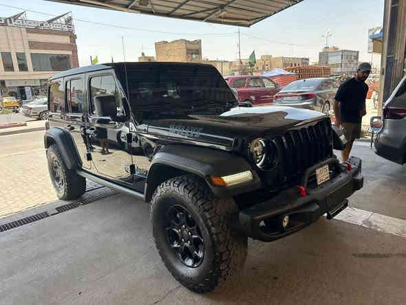 جيب رانكلر هايبرد 2023

إضاءات LED أمامية وضبابية كميزة قياسية.  ￼

 • جنوط سوداء مقاس 17 بوصة مطلية، مع إطارات “Mud-Terrain” للطرقات الوعرة.  ￼

 • شبكة أمامية (Grille) سوداء + شعار “Willys” مع لمسات التجهيز الكهربائي “Electric Blue” على الشعار وعلبة الطُقم (Tow Hooks) وبعض التفاصيل الخارجية.  ￼

 • نظام صوتي مكوّن من 9 مكبرات من Alpine.  ￼

 • حصائر أرضية مقاومة للعوامل الجوية 

دفع رباعي كامل مع قدرة اختيار وضعيّات القيادة - يوجد ترانسفير كيس Selec-Trac مع وضعية نقل منخفض (Low Range) بنسبة تقريبية 2.72:1  

2.0 ليتر توربو-أربعة سلندر مع نظام هجين - بلج-إن (أي محرك بنزين + محركين كهربائيين)

السيارة ماشيه ١٦   الف  رقم بغداد انكليزي

حادثها مثل ما موضح بابين مبدلات نفس الون . والجاملغ الامامي شبر صبغ بي
سعر 260 $$$

للاستفسار  ***********

مكاني حي الجهاد /  بغداد
