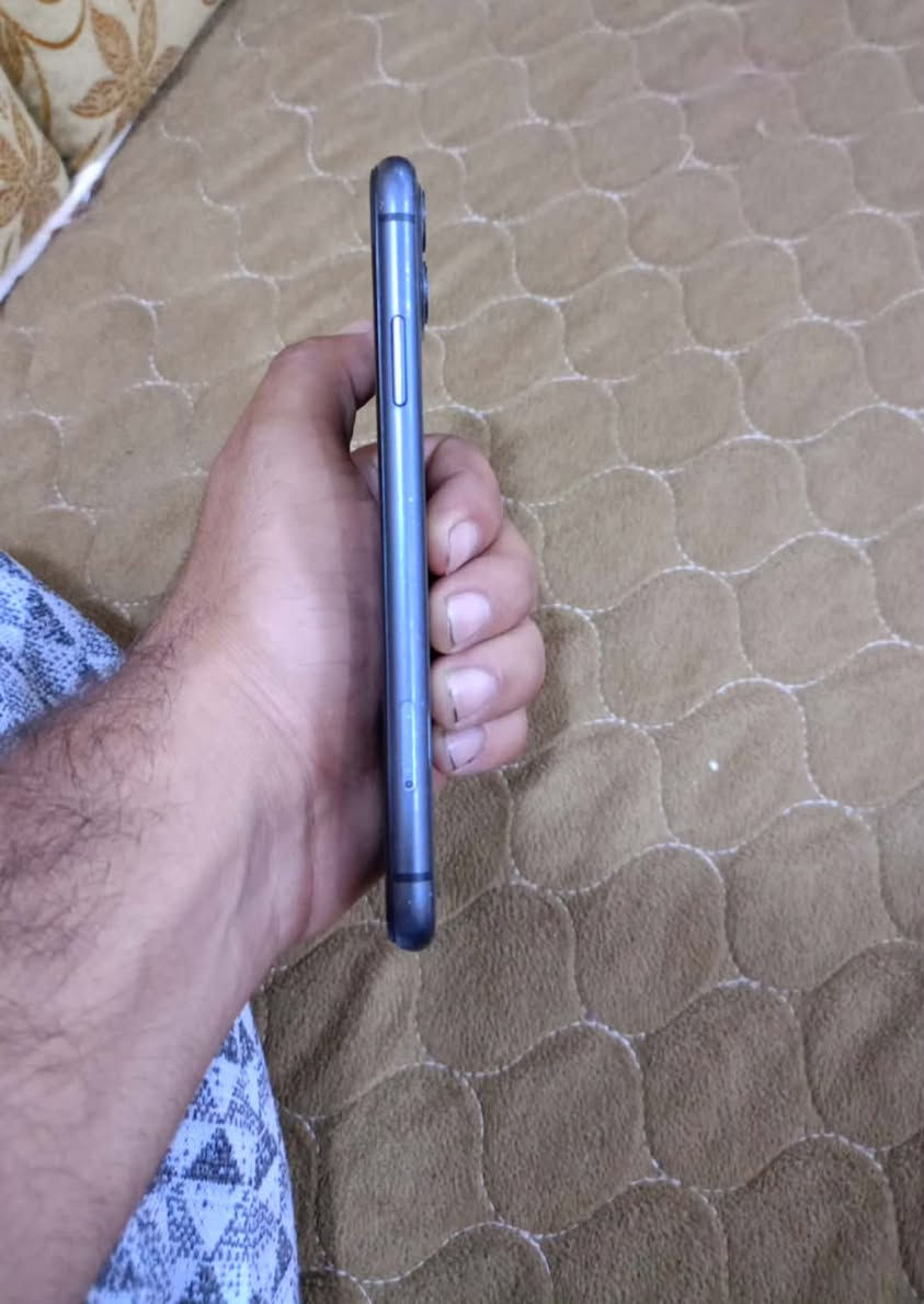 ايفون 11 دبل سيم ذاكره 128 مبدل شاشه فقط صار علي مي  وصار بي اثر سواد موضح بل صوره من جوه بطاريه 69 الاصليه السعر 170 وبي مجال ***********
