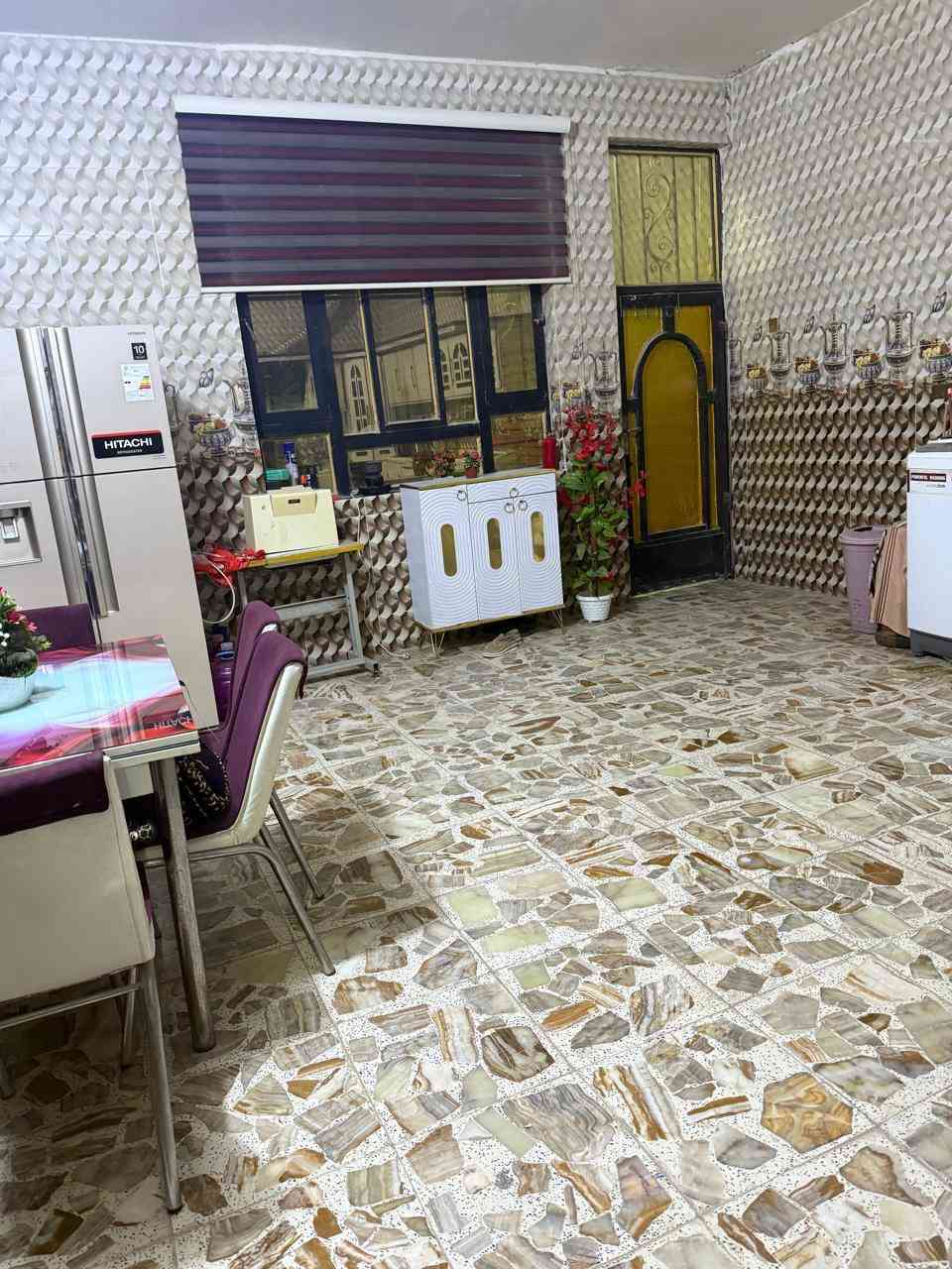 السلام عليكم
دار للبيع في حي الجامعه 
قرب مجمع الرواد 
مساحه 250 م 
يحتوي على غرفتين نوم 
هول كبير  و ستقبال ومطبخ ومجموعه صحيه داخل وخارج 
والطابق الثاني 
هول وصحيات مسكوفه والباقي بعده للنص 
يعتبر طابق ونص 
 للاستفسار اكثر 

***********
