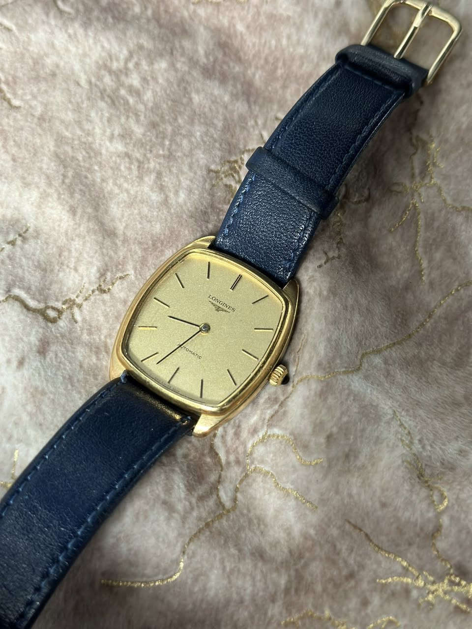 لونجين اوتماتيك نظافة 100‎%‎ فقط سير مستبدل جلد اصلي
السعر 375 دولار


**إذا كنت صاحب هذا الإعلان وتريد حذفه لأي سبب، رجاءا أرسل رسالة إلى الدعم الفني**