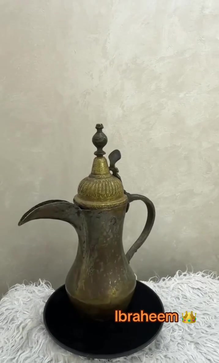 دقة مُحسِنٌ 👑
الدِّلَّةُ اللِّي صاغَها مُحسِنٌ بِزَيْنِ الأَوْصافِ 

دِلَّةُ كِرامٍ صِيتُها بَيْنَ العَرَبِ طافْ 

تُشْبِهُ القَصْرَ بِالهَيْبَةِ وَالأَوْصافِ

وَبِكُلِّ العَرَبِ ما حَدٍّ مِثْلَها شاف


**إذا كنت صاحب هذا الإعلان وتريد حذفه لأي سبب، رجاءا أرسل رسالة إلى الدعم الفني**