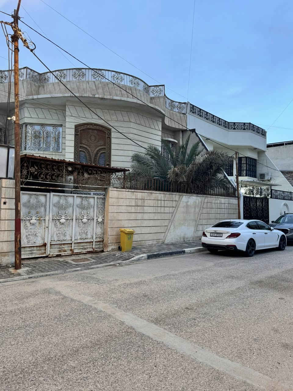 السلام عليكم 
دار للبيع في دور الصحة على شارع ١٠ متر  المساحة ٢٤٥ متر طابو ملك صرف بأسم عراقي بناء درجة اولى 
يتكون من طابقين وكراج وحديقة صغيرة 
الطابق الاول يحتوي على غرف نوم عدد ٢ وصالة وديوانية ومطبخ وصحيات عدد ٢ مع مخزن 
الطابق الثاني غرف نوم عدد ٤ وصحيات عدد ٢ ومطبخ وصالة 
السعر ٦٥٠ مليون وقابل للتفاوض
للاستفسار ***********
