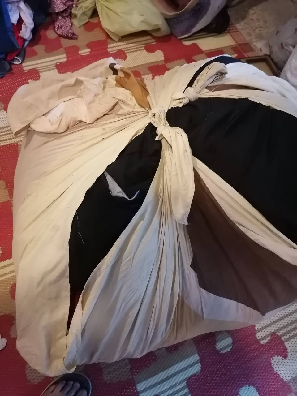 عندي ملابس عدد ٤٠٠ قطعة لوحده على ٥٠٠ دينار شلع بغداد هاتف *********** بي وتساب
