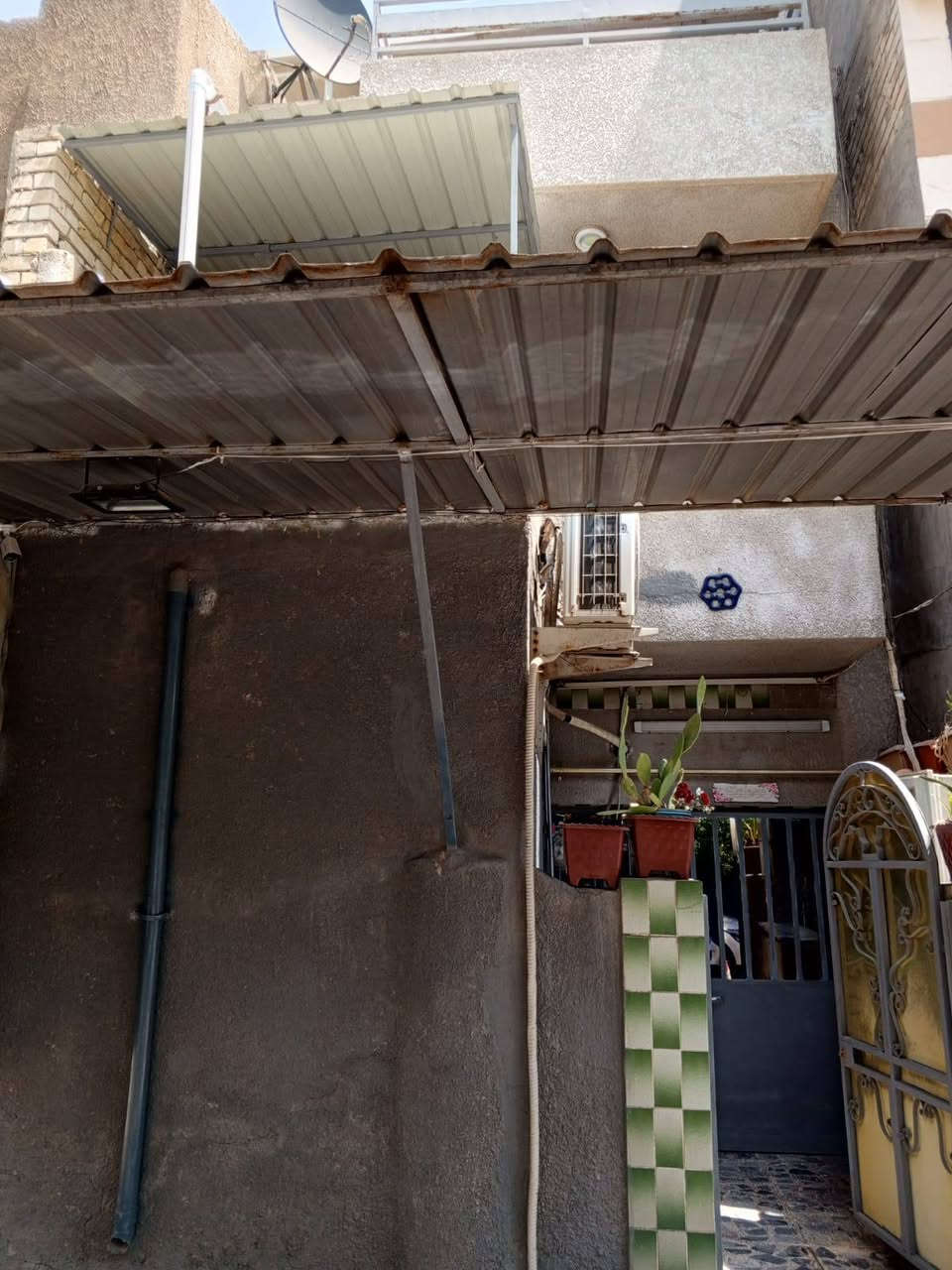 مشتمل للايجار المنصور حي دراغ قرب جامعه التراث ومول المنصور يتكون من غرفتين نوم وصاله مستقله وخدمات ومطبخ وبيتونه وبلكونات المشتمل مستقل بكافه الخدمات مطلوب عائله صغيره يوجد في المشتمل كيز وسبلت حجم 2طن وماطور ماء ومروحه سقفيه وثريات صحن ستالايت للتواصل وات ساب *********** مطلوب عائله صغيره  يوجد فديو كامل عن المشتمل
