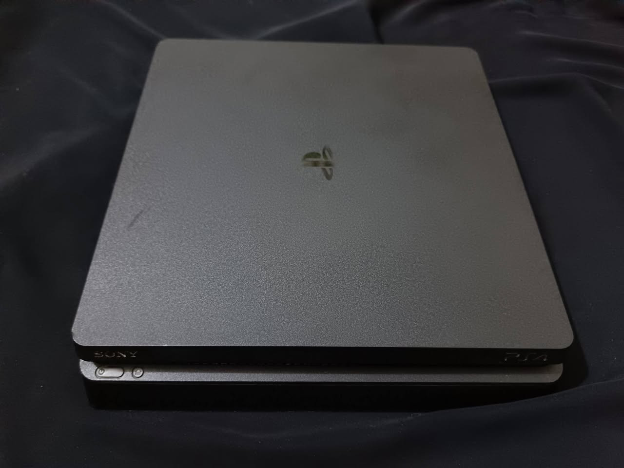 بلي فور سلم أونلاين  ما مفتوح 
الجهاز نظيف 
 كامل الملحقات اصليات

جوستك 2 اصليات مو تجاري 
 
ومنزل بي بيس 
 ويا قرص فيفا 21
 
سعر 225 
مكاني كربلاء 
***********
