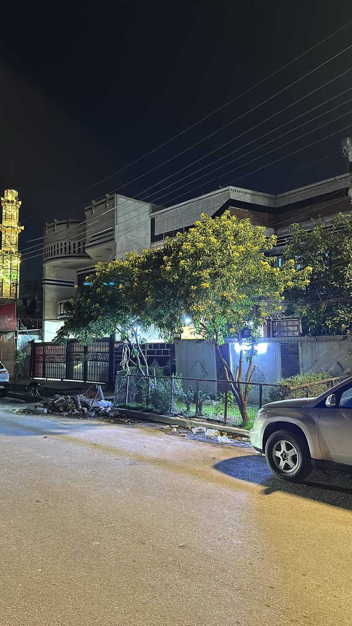 السلام عليكم دار للبيع موقع مميز المساحة ٢٠٠ م واجهة ١٠ مالنزال٢٠م  بين شارع البداله وشارع مدير الامن...موقع مميز الشارع الاول خلف البستنه وشارع مميز  4 غرف نوم 
غرفة ارضيه 
غرفتين طابق ثاني سويت 
غرفة طابق ثاني + مطبخ وهول وحمام معزول وحد من الداخل
للاستفسار 
***********
