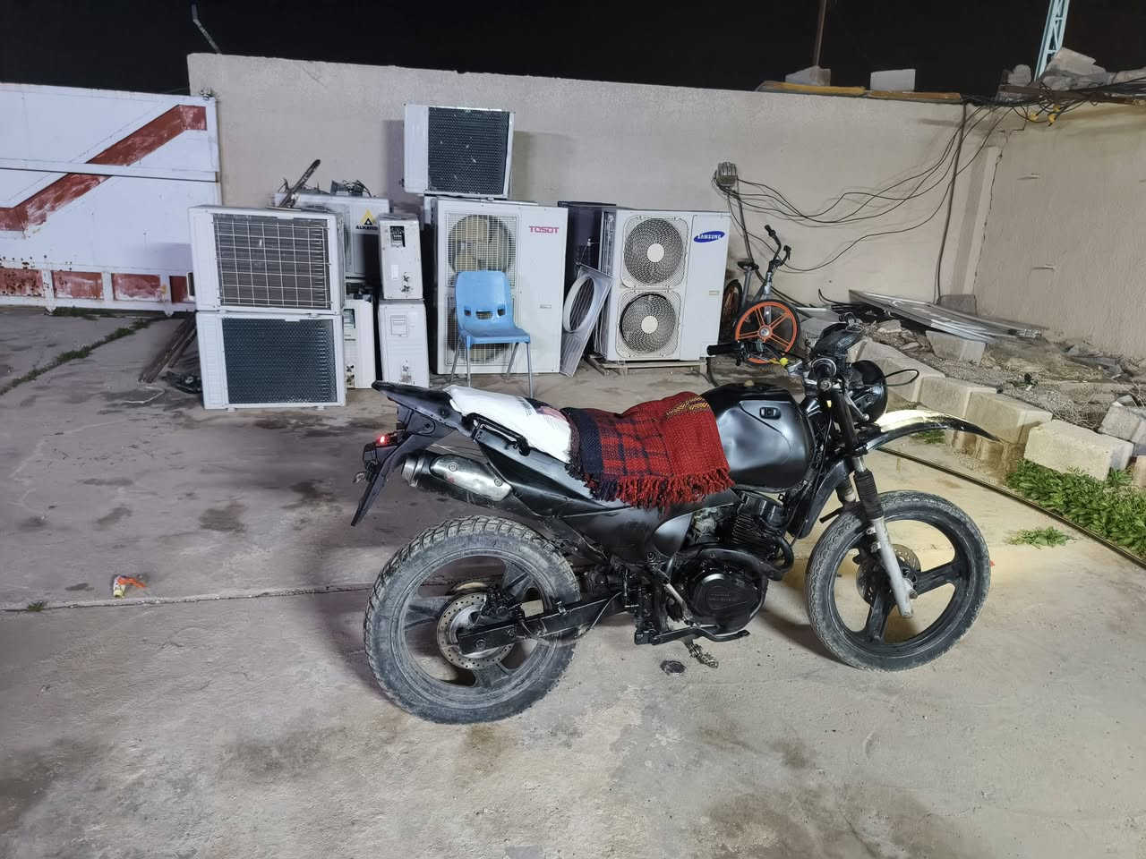 لسلام عليكم قفاز صيني للبيع محور وياله باندة دراجه نضيفه مكينه ناعمه مجفته جديد الدراجه خير من الله اي نقص مابيها شغل وطلع السعر 350وبيها مجال كهربائيات كامله***********
