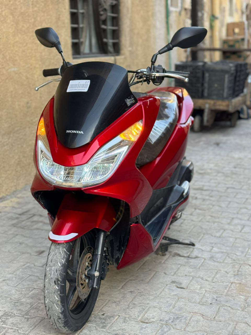 للبيع دراجه pcx  جيل ثاني ياباني الاصلي  نوع jf  مكينه 150 حساس حرف A نوزل خطين ستان كهربائي ماشيه 36 الف حساس ازدحام دراجه جديده  حساس شلعه معدل خير من الله دراجه تتعب تكول جديده مال جناي  مكان بغداد الكرخ السعر 13 ورقه وبيهه مجال والاستفسار  *********** بغداد, العراق
