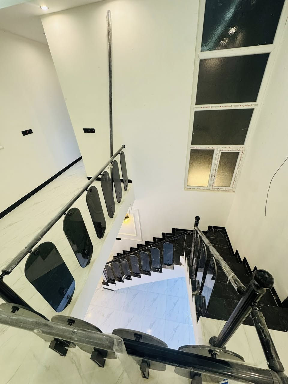 ‏دار سكن للبيع داخل مجمع الروان 
مساحة 100 طابقين 
  التقيه الثالثه خدمات كامل بنيان حديث  درجة أولى جاهز للسكن 
يحتوي ع غرفه  نوم عداد 2وصاله عداد 2 ومطبخ وصحيات وستقبال 
   ***********
