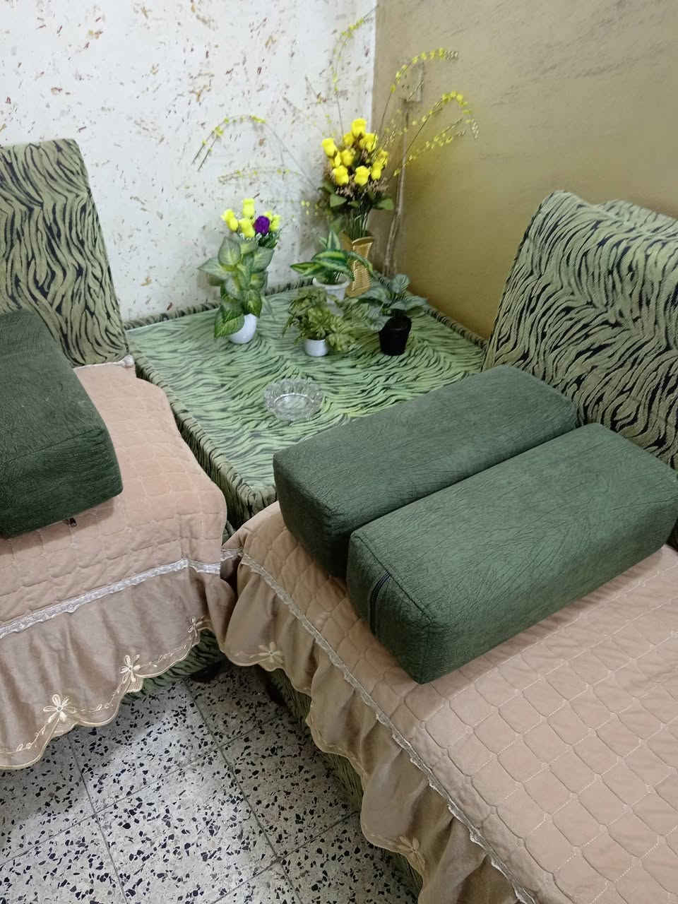 ديوان حسب الصور المنشورة وسيت طبلة وطبلات زغار خشب حسب الصور وميز للبيع للتواصل مع الرقم ***********
