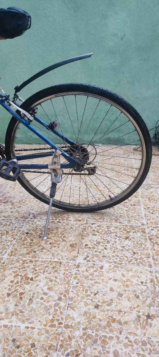 السلام عليكم للبيع  بايسكل ماركه سباق حجم 27 كيرين شغال و اسطوبات شغال وتايرات جداد ولشه هم نضيفا الصوره تحكم نضافه عنوان موصل جانب الايمن
السعر 90
***********
***********
