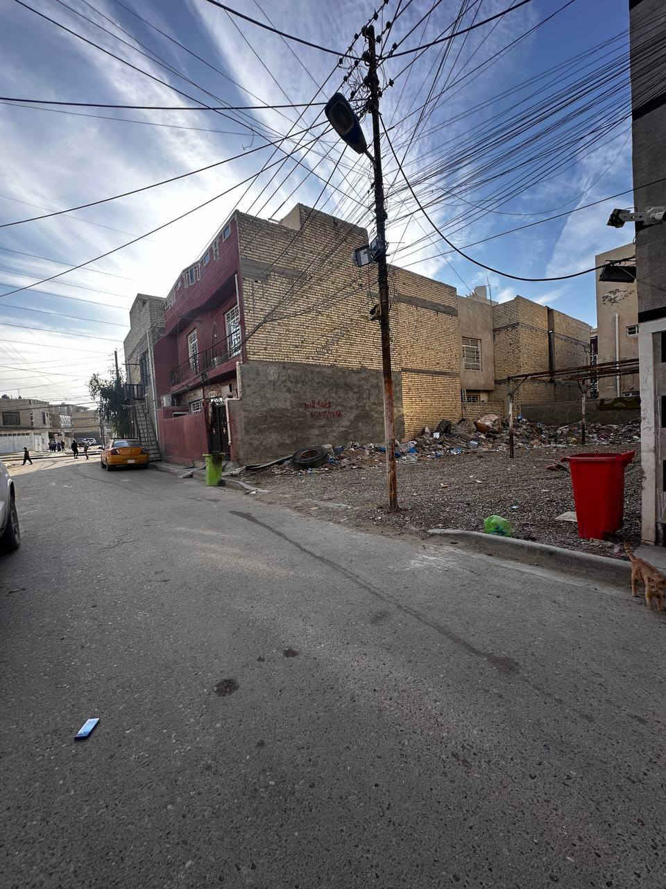 السلام عليكم للبيع قطعتين متلاصقه مساحة كل واحدة منها 91 متر ثاني قطعه عن شارع احمد الوائلي حي البساتين جاهزة بالماء والمجاري والتبليط ملك صرف سند 25 للاتصال ***********
